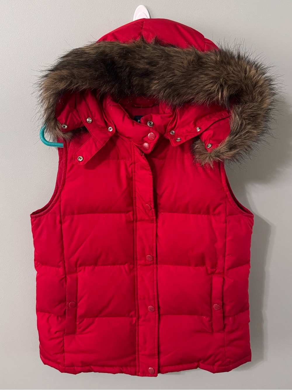 GAP Red Down Puffer Vest Faux Fur Hood Vintage Y2K Holiday 2005 Womenβs S
